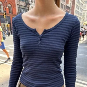 Brandy Melville zilly topp - Långärmad zilly topp som inte kommer till användning. Använd fåtal gånger och är i jättebra skick💕 första bilden är lånad