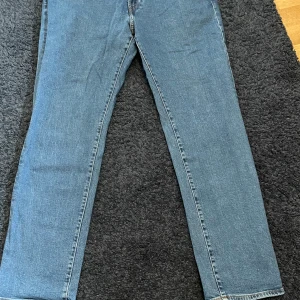 Jeans  - Snygga H&M jeans som knappt använd pga fel storlek, skick 9/10. Modellen heter Regular Fit. Skriv för frågor eller fler bilder. Priset är ej hugget i sten;)