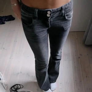 Gina Tricot jeans  - Lågmidjade jeans från gina young i storlek 146 men passar storlek 32. Jag är 156. Ny pris 350 och det är slutsålda.