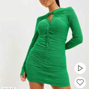 Jättefin grön klänning  - Säljer denna jättefina klänning från Nelly, endast testad. Aldrig använt då den va för liten för mig 💚