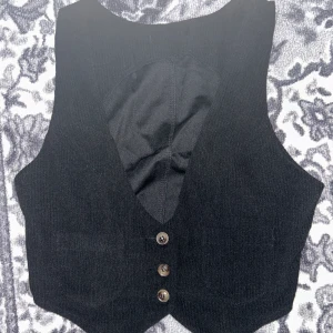 Väst - Den är lite för liten för mig så därför så vill jag sälja den. Jag har aldrig haft den på så den är ny men tyvärr jag vet inte var jag köpte den. Skriv om ni har frågor 💞