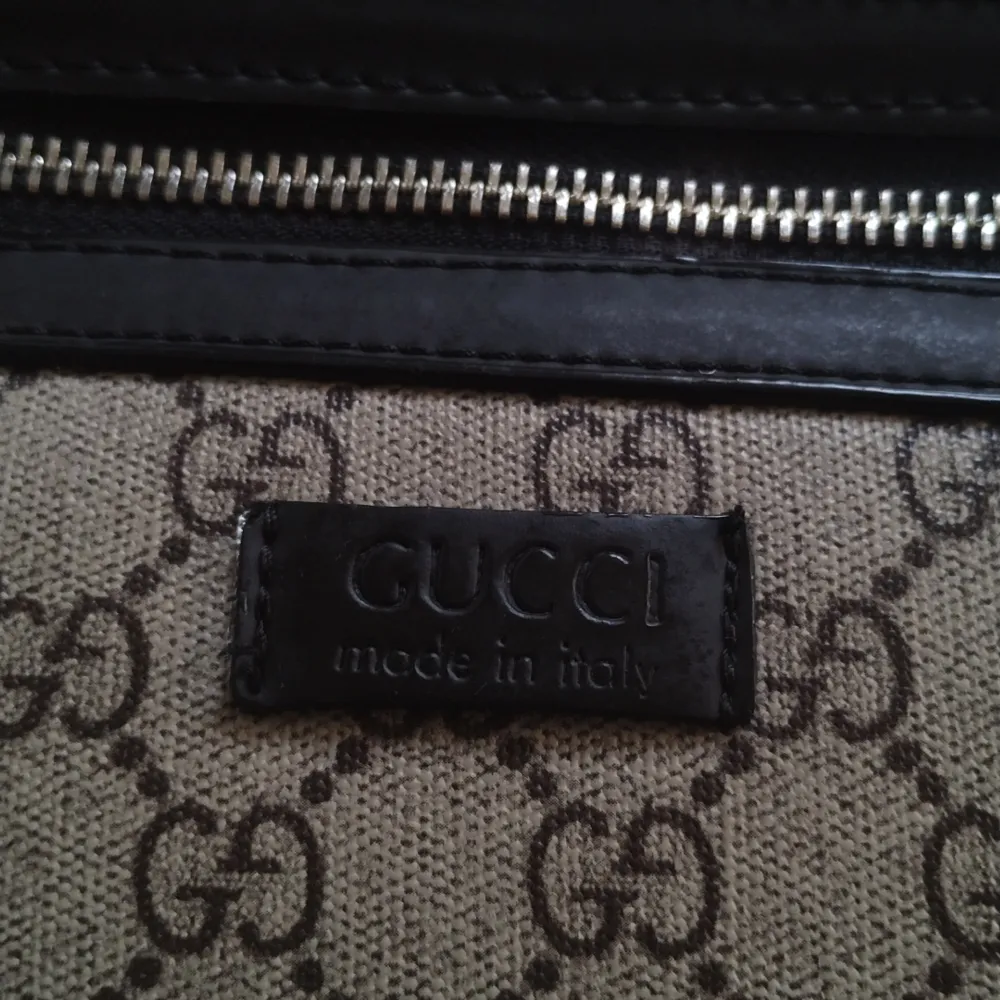 Gucci väska använd i en månad. Accessoarer.