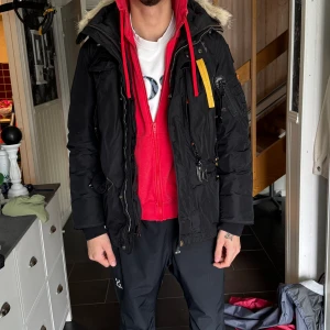 parajumper righthand Svart - Använd 3 sesonger, kemtvättad efter varje sesong, tagit väl hand om den. 2 pathes följs med mvh Markus:)
