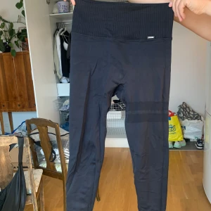 Träningstights  - Träningstights från Stronger i fint skick. 🖤