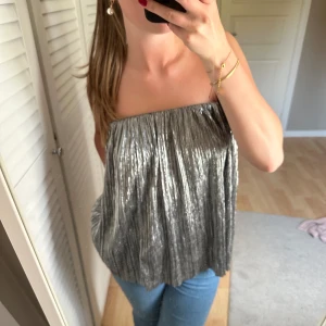 Superfin kjol som också kan användas som festtopp!✨ - Kjolsom går att användas som topp! I nyskick och passar till det mesta! 