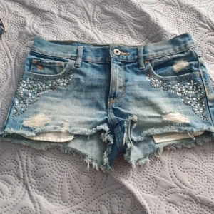 Jättefina abercrombie & fitch shorts!!  - Säljer mina jättefina lågmidjade shorts som tyvärr har blivit för små! 