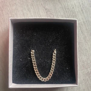 Silver halsband  - Säljer för att den tyvärr blivit för liten och inte kommit till så mycket användning. Är i äkta silver och köpte för 1000 kr🩷 Längd: 45 cm Tjocklek: 5 mm