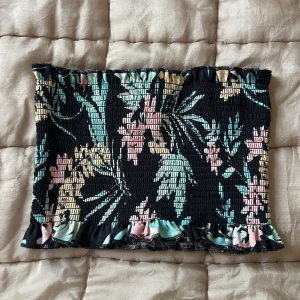 Bandeutopp från Gina tricot strl S - Mönstrad bandeutopp från Gina tricot. Använd en gång 🩷