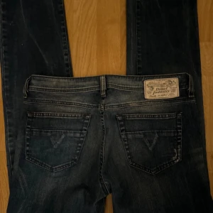 lågmidjade diesel jeans  - bra skick finns några få defekter längst ner men inte så märkvärdigt  W:32 L:34 straight leg