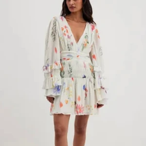 Klänning - Klänning från nakd! Intresse koll på den här jättefina klänningen💗