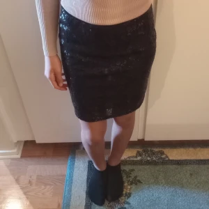 Glittrig kjol - Säljer denna svarta glittriga kjolen ifrån h&m som är så söt! Är dock inte använd så mycket, då det inte är min stil längre. Köparen står för frakten. 