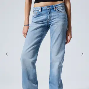 weekday low arrow jeans storlek w28 L30 säljer då det är för korta och stora för mig. använd max 3 gånger köpt för 600 säljer för 300kr 