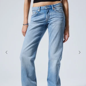jeans med låg midja  - weekday low arrow jeans storlek w28 L30 säljer då det är för korta och stora för mig. använd max 3 gånger köpt för 600 säljer för 300kr 