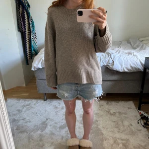 Stickad tröja - Verkligen såå snygg stickad tröja från Carin Wester!! Perfekt till sommarkvällar🫶🏻🫶🏻