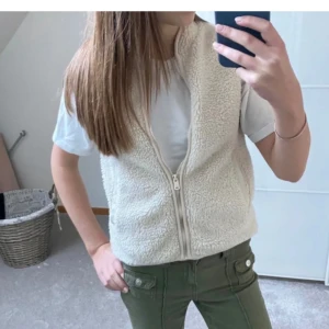 Teddy väst - Jätte fin Teddy väst från soc. Köpt på plick och säljer pga att den var för liten💕