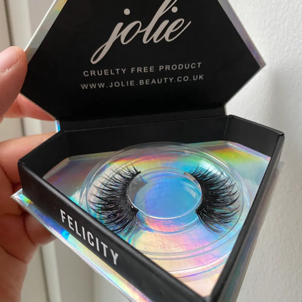 Superfina lösögonfransar från Jolie Beauty i modellen Felicity. Trimmade och använda typ en gång, därav det billiga priset. De är fuskmink (alltså veganska & cruelty free)!. Accessoarer.