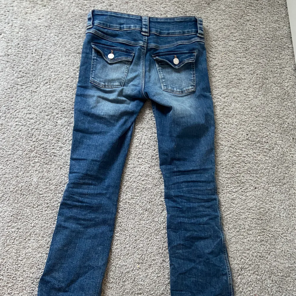 Säljer dessa super fina lågmidjade bootcut jeansen. Jeans & Byxor.