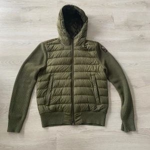 Parajumper jacka - Fet Parajumper cardigan skriv för fler bilder eller frågor. Säljes då den inte kommer till användning och då jag bytt stil