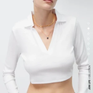  Magtröja med pikékrage Zara - Säljer denna snygga toppen i pikéstil då den inte kommit till någon användning. Helt nytt skick 🌸 säljer likadan i svart oxå! 