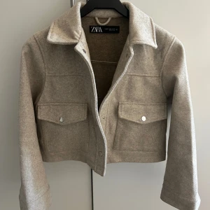 Beige kappa - En super fin beige kappa med silver detaljer från zara, köptes för 399kr och har inga defekter🤍🤍🤍