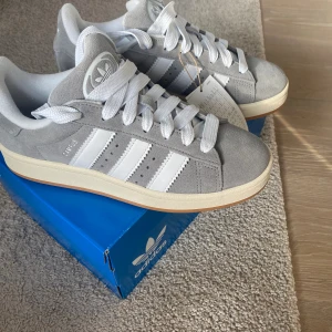 Adidas campus 00 - Säljare mina helt nya Adidas cumpus med lapp och allt kvar. Pågrund av att jag köpte fel storlek, extra snören finns med 😀