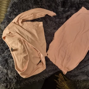 Croptop med figursydd kjol - Snyggt sommrigt set i storlek S. Obefintlig andvänt.  Croptop och kjolen är "knälång"