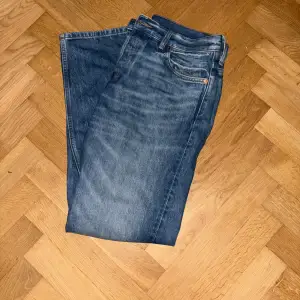 Blåa Weekday jeans använda dagligen men inga defekter! Mycket bra skick!😁  Storlek: 32/32