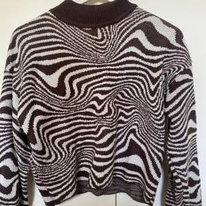 en jätte skön o fin tröja med zebratryck, kommer från H&M och är i storlek XS💗