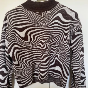 en vit brun tröja med zebra tryck - en jätte skön o fin tröja med zebratryck, kommer från H&M och är i storlek XS💗