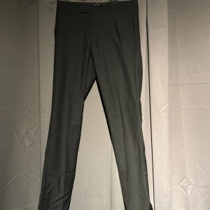 Kostymbyxor storlek 27-30 - Kostymbyxor från dressman. Använda en gång. Säljer pågrund av att plagget är för liten. 