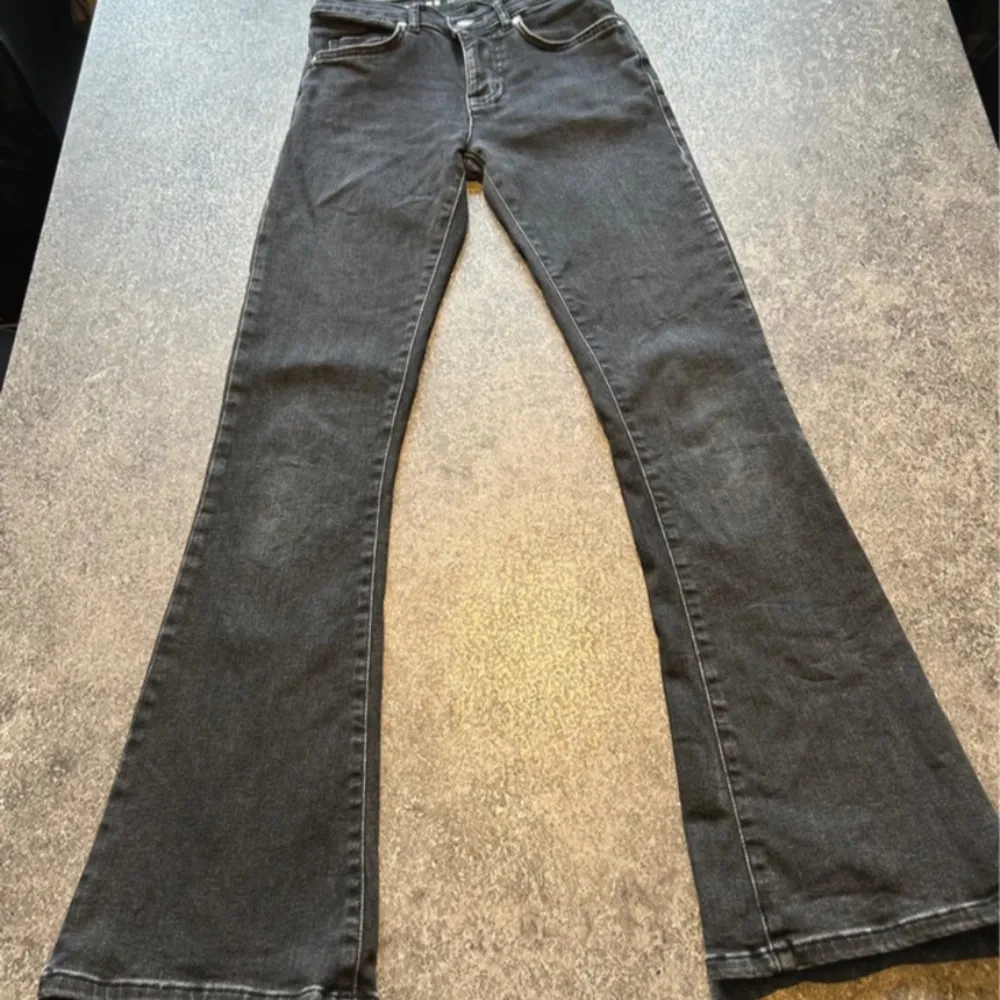 Jätte snygga Low Waist bootcut jeans ifrån bikbok! Det är jeansen på bild 2 som är lite mer gråa som jag säljer men har på mig exakt samma fast svarta på första bilden!🥰köpt på vinted! nypris 699. (Andra bilden är lånad). Jeans & Byxor.
