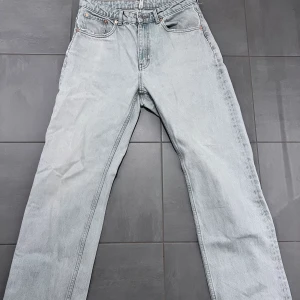 Jeans - Säljs då dom inte används längre, endast använda ett fåtal gånger. Inga hål eller täcken på användning. Märket är weekday, nypris ca 650. Storlek 32/30. Storlek 