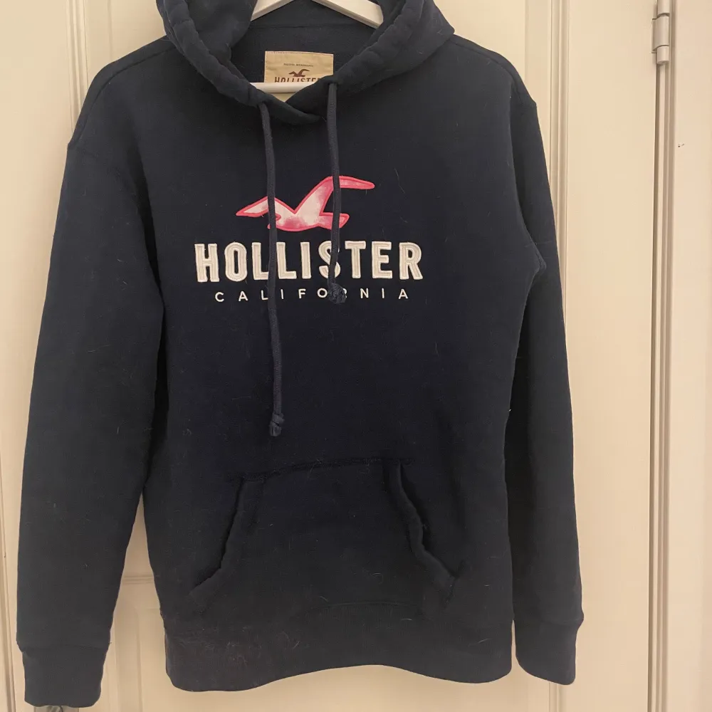 Superfin hoodie från hollister!!😍 Nästan aldrig använd😇. Hoodies.