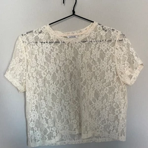 spets topp - söt spets topp från monki! strl m men skulle säga att den passar en s