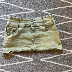 Miniskirt  - 38 i storlek men passar mig som är 34-36 är i bra skick och inga fickor men en fin blomma bak 