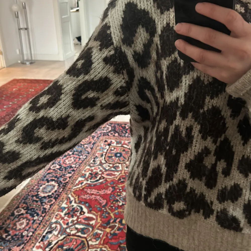 Stickad leopardmönstrad tröja, skitsnygg! Säljer pga att jag redan har andra leopardmönstrade tröjor💞Nypris 500! . Stickat.