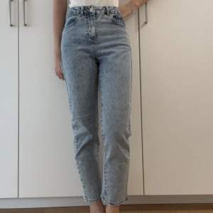 Ett par stentvättade mom jeans med hög midja från Miss Selfridge,  köpta från ASOS. I storlek EU34 eller W25L28 med petite-passform. Inte speciellt använda, väldigt fina men blev utrensade i vårstädningen. Bara höra av dig för mer info! :)