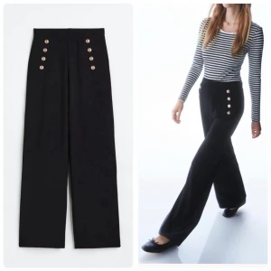 svarta byxor H&M XS guldknappar - Färg: svart (guld detaljer).  Strl: XS.   Snygga kostymbyxor från H&M. Rak modell, med resor i midjan. Detaljer a guldknappar framtill.  OBS. Helt NYA med Lappar kvar!!