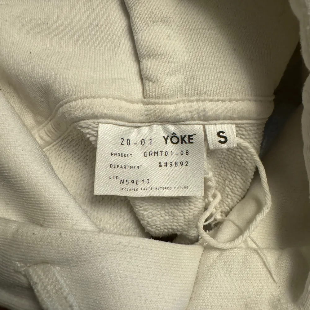 Fin vit hoodie i storlek S. Säljer på grund av att den är förlitwn och inte passar längre. Skick 9/10, inga dieffekter. Köpt från junkyard.. Hoodies.