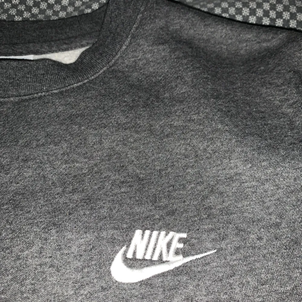 En helt vanlig och soft Nike tröja, använd fåtal gånger. Den är varm och skön. Storlek S men passar även Medium. . Tröjor & Koftor.
