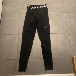Nike PRO tights  - För små och används ej längre. Hör av er om ni är intresserade!!