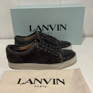 Hej! Säljer nu dessa super snygga Lanvin skor. Skorna är i fint skick 7/10. Dustbag medföljer vid köp 