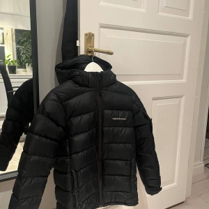 Peak performance frost down jacka  - Varm och go vinter och höstjacka från peak performance, skick 9/10. Använd 1 vinter. Riktigt skön, nypris 2000+kr Passar XS