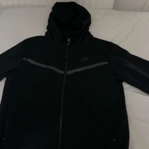 Svart nike tech OG - Säljer min tech fleece nu Den var inköpt under hösten 2023 och tagits väl hand om, inga defekter alls Den är i storlek L men passar mer M
