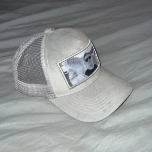 En fredrik rinaldo keps - En snygg grå fredrik rinaldo keps i väldigt fint skick, knappt använd,  Priset kan diskuteras 