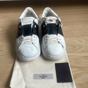 Valentino skor - Tjena! Självklart äkta och köpta av otherhandstore.se här på plick! Skick 8/10. Dustbag och valentino kort medföljer. Hör av er vid frågor👍