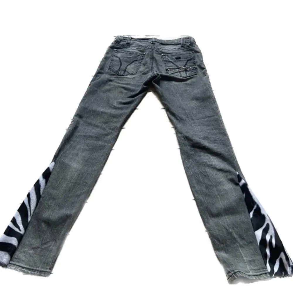 Säljer dessa jätte snygga miss sixty jeans köpta på plick. De är bootcut/straigth, knappenf lite lös. Säljer pga de inte passade mig.💗💗 Inte mina bilder!!. Jeans & Byxor.