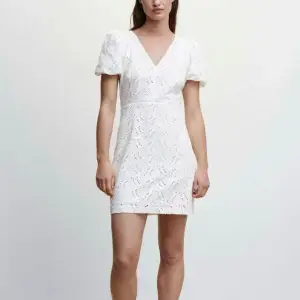 Söker denna klänning ifrån Mango i storlek S/M! Priset är inte hugget i sten så hör gärna av er ifall ni har denna och skulle kunna tänka er att sälja den!💕