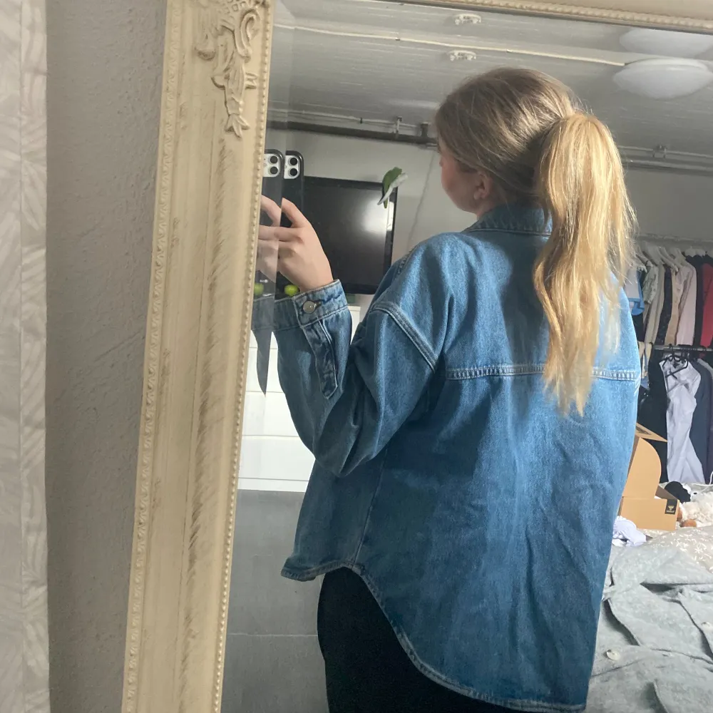 Säljer nu en oversized jeansjacka från Zara som inte kommer till användning. Endas andvänd ett fåtal gånger🫶🏼 Köpt för 500kr men säljer för 300kr + frakt🩷 Hör av er om ni har några frågor. Jackor.