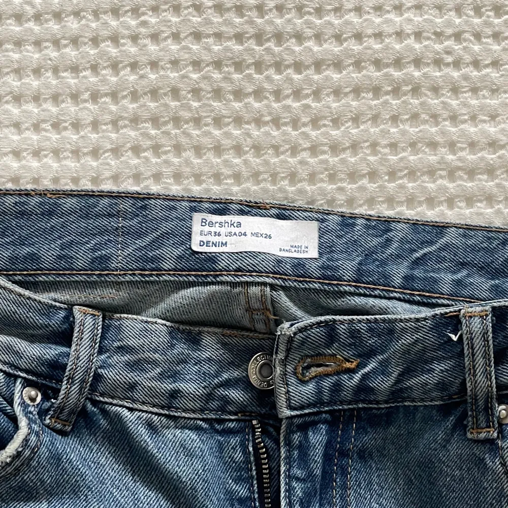 Jeans som är väl använda därför säljer jag för billigt pris. Bra skick  Storlek 36  Raka jeans ifrån bershka . Jeans & Byxor.